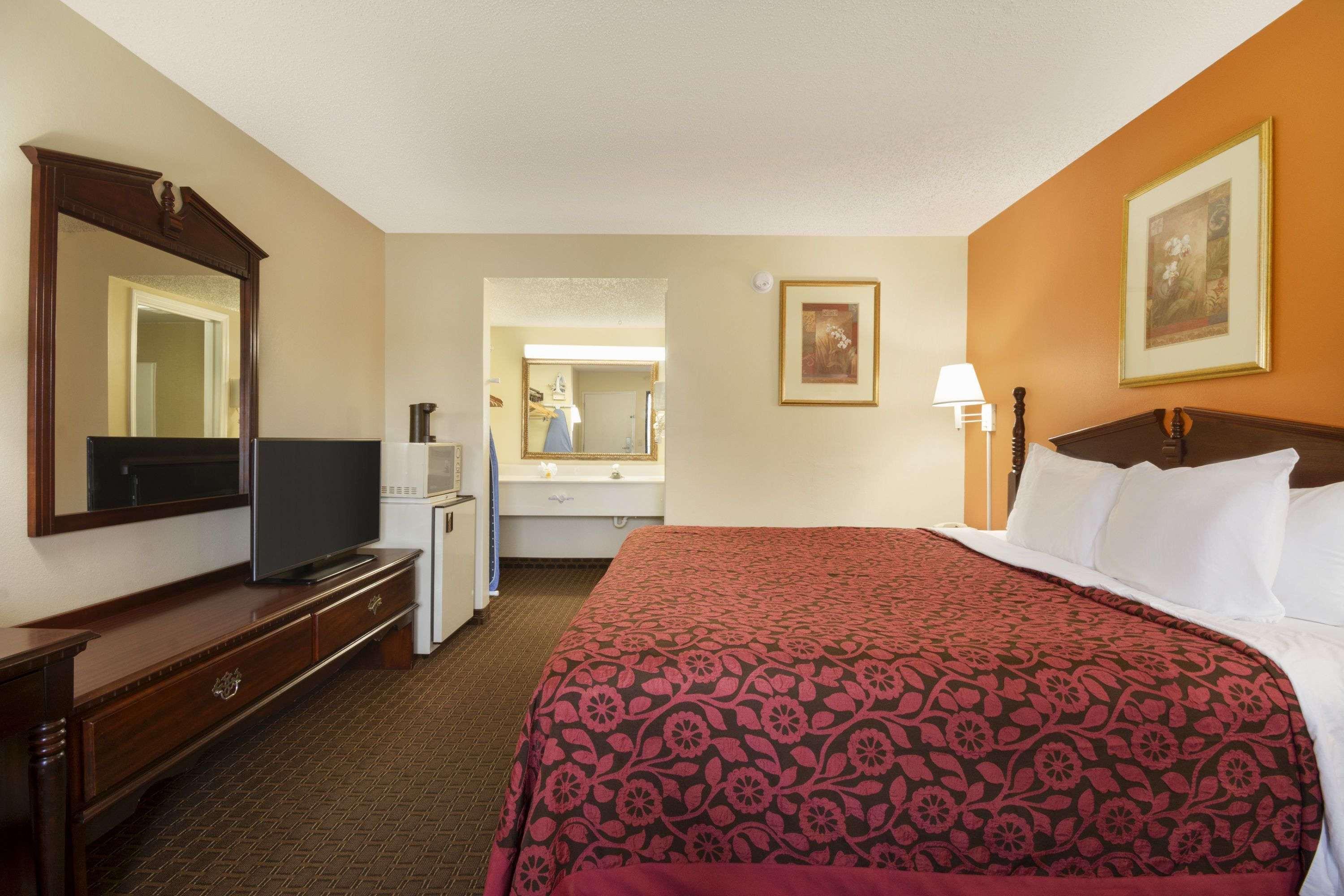 Days Inn By Wyndham Atlanta Stone Mountain Exterior photo