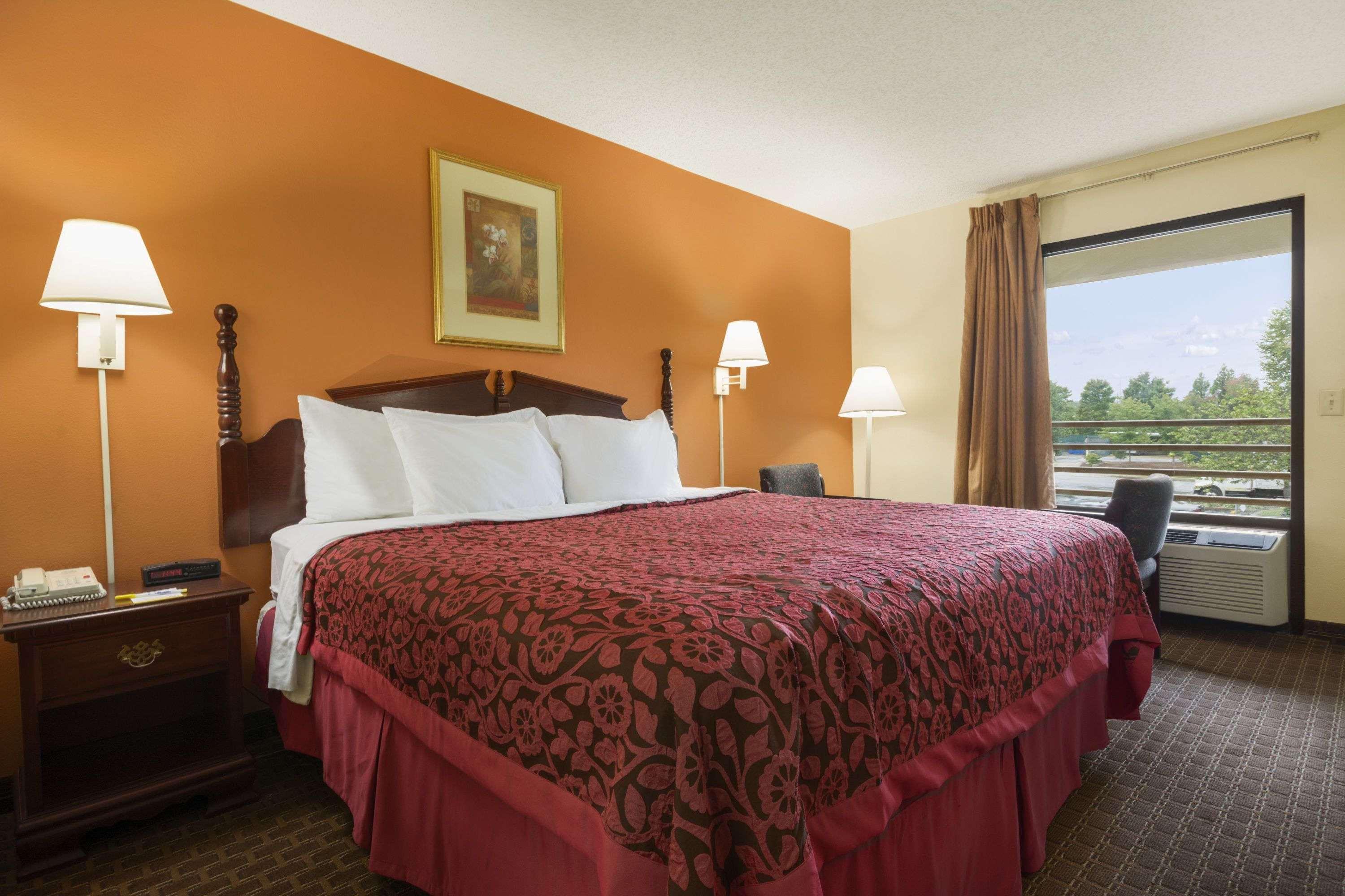 Days Inn By Wyndham Atlanta Stone Mountain Exterior photo