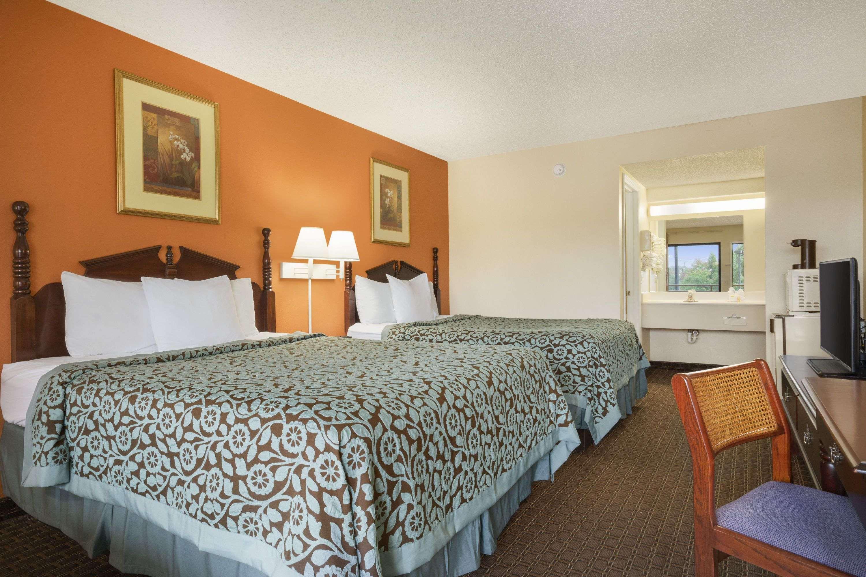 Days Inn By Wyndham Atlanta Stone Mountain Exterior photo